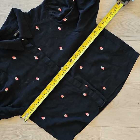 Linen Strawberry Collared‎ Button Down Balloon Sleeve Blouse, Medium - Picture 13 of 16